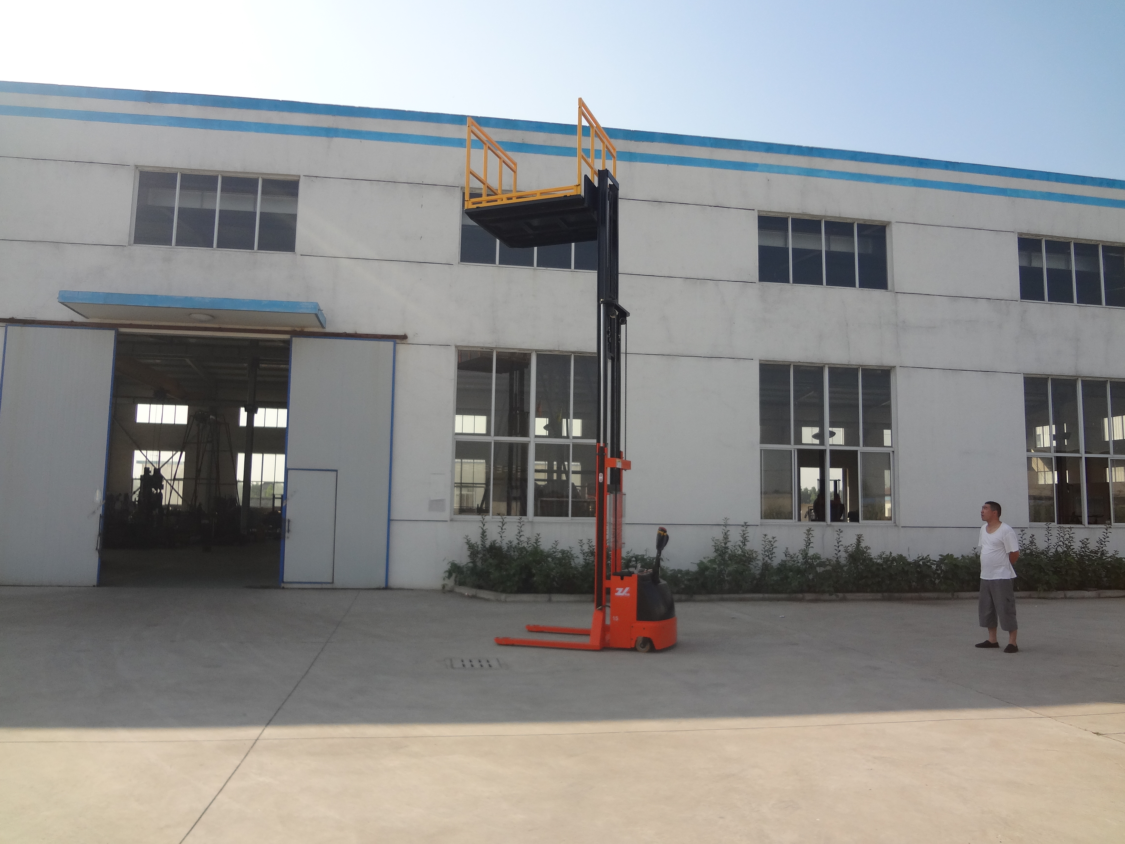 平臺式全電動堆高車 平臺式全電動堆高車